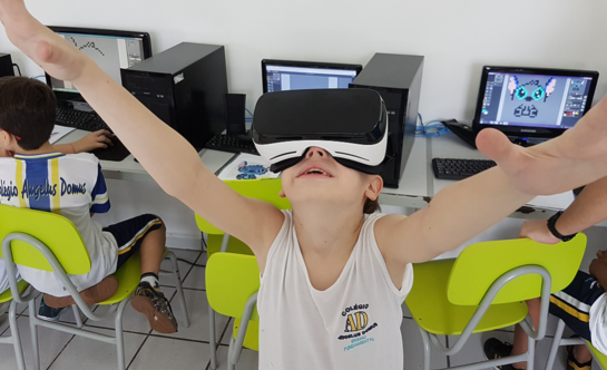 Criança usando óculos de realidade aumentada.